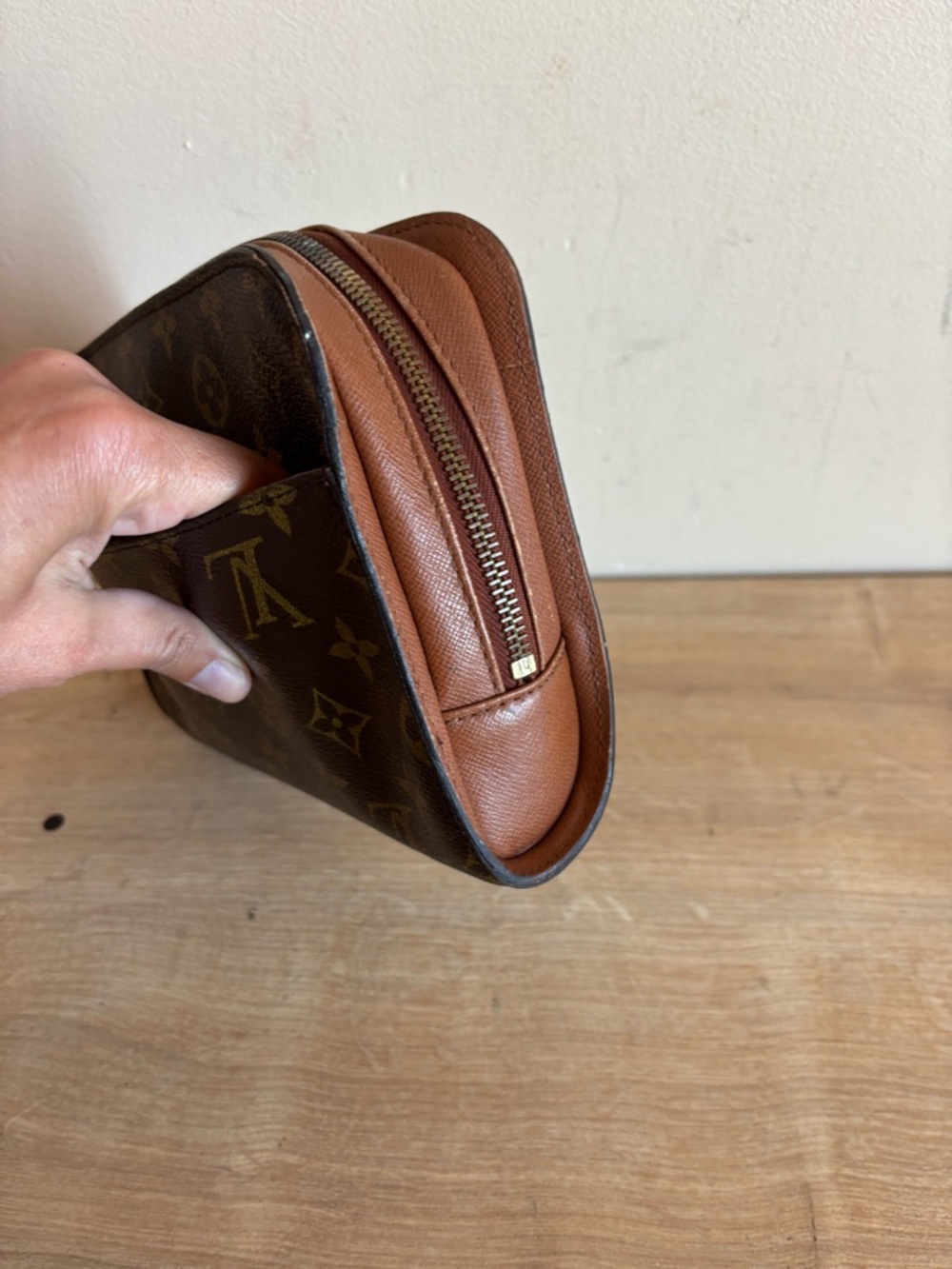 Authentic louis Vuitton monogram clutch - Picture 2 of 10